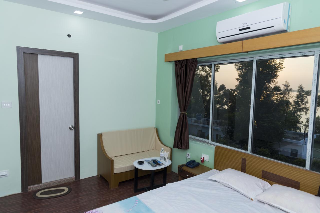 Rajhans Hotel & Resort Phalta Rum bild