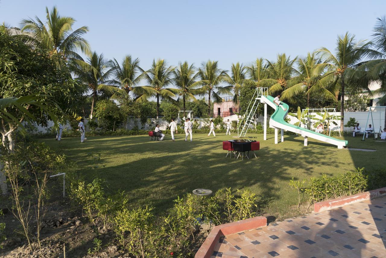 Rajhans Hotel & Resort Phalta Rum bild