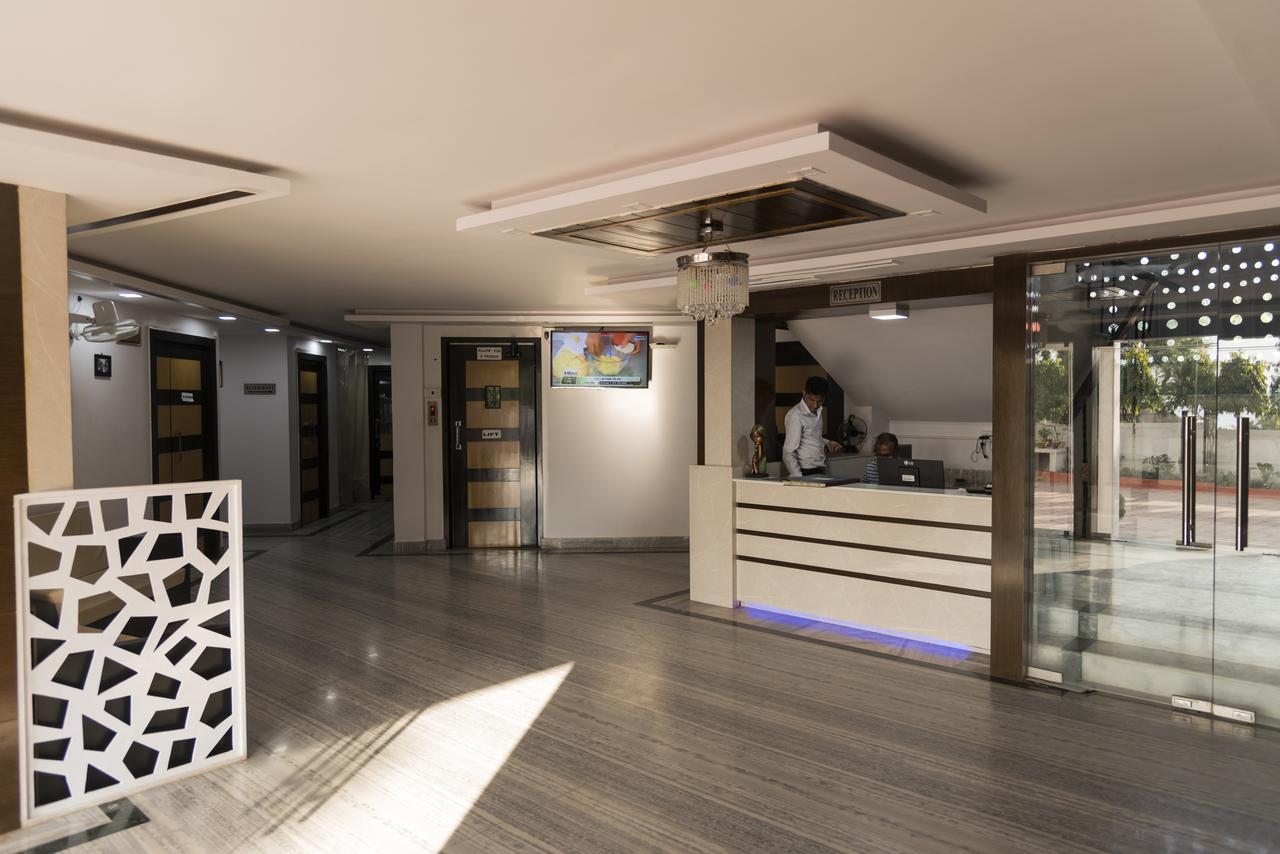 Rajhans Hotel & Resort Phalta Rum bild