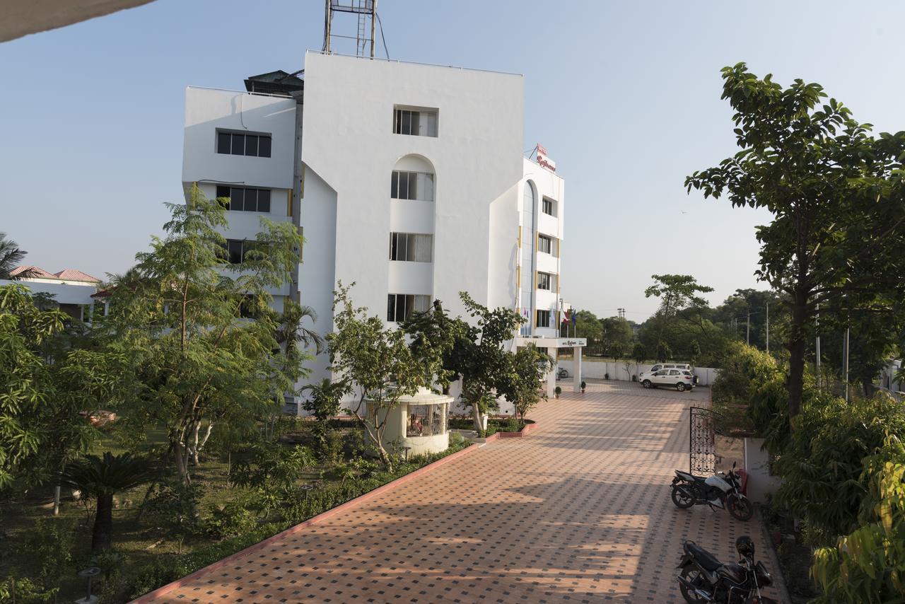 Rajhans Hotel & Resort Phalta Rum bild