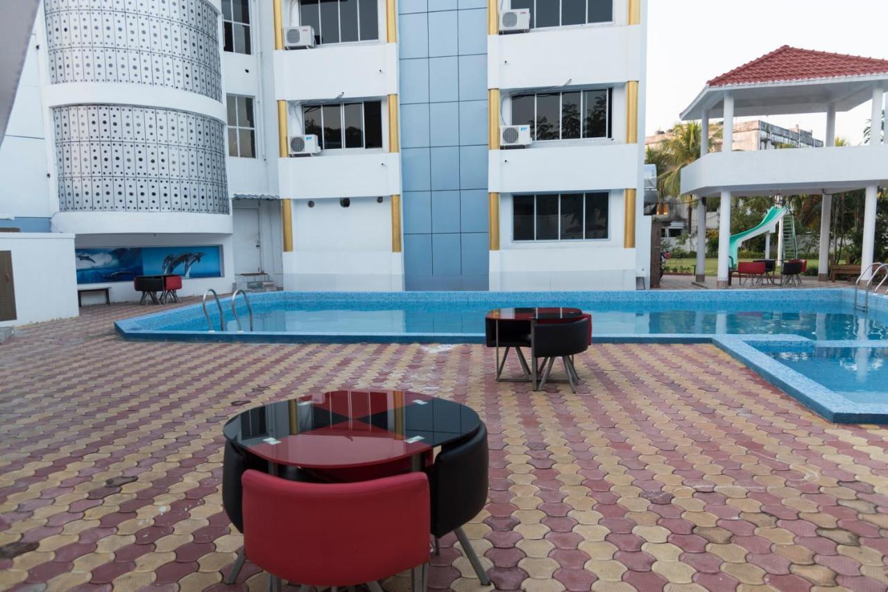 Rajhans Hotel & Resort Phalta Rum bild