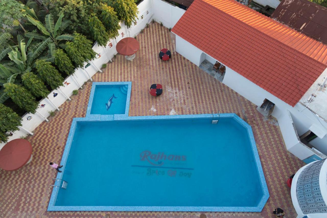 Rajhans Hotel & Resort Phalta Rum bild